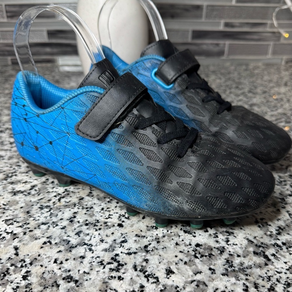 Deja Tu Huella Kids Blue and Black Soccer Shoes Size 3.5